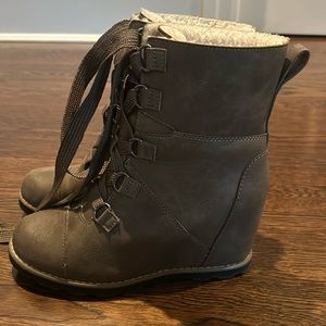 Universal Thread Wedge Shearling Lined Boots - size 7